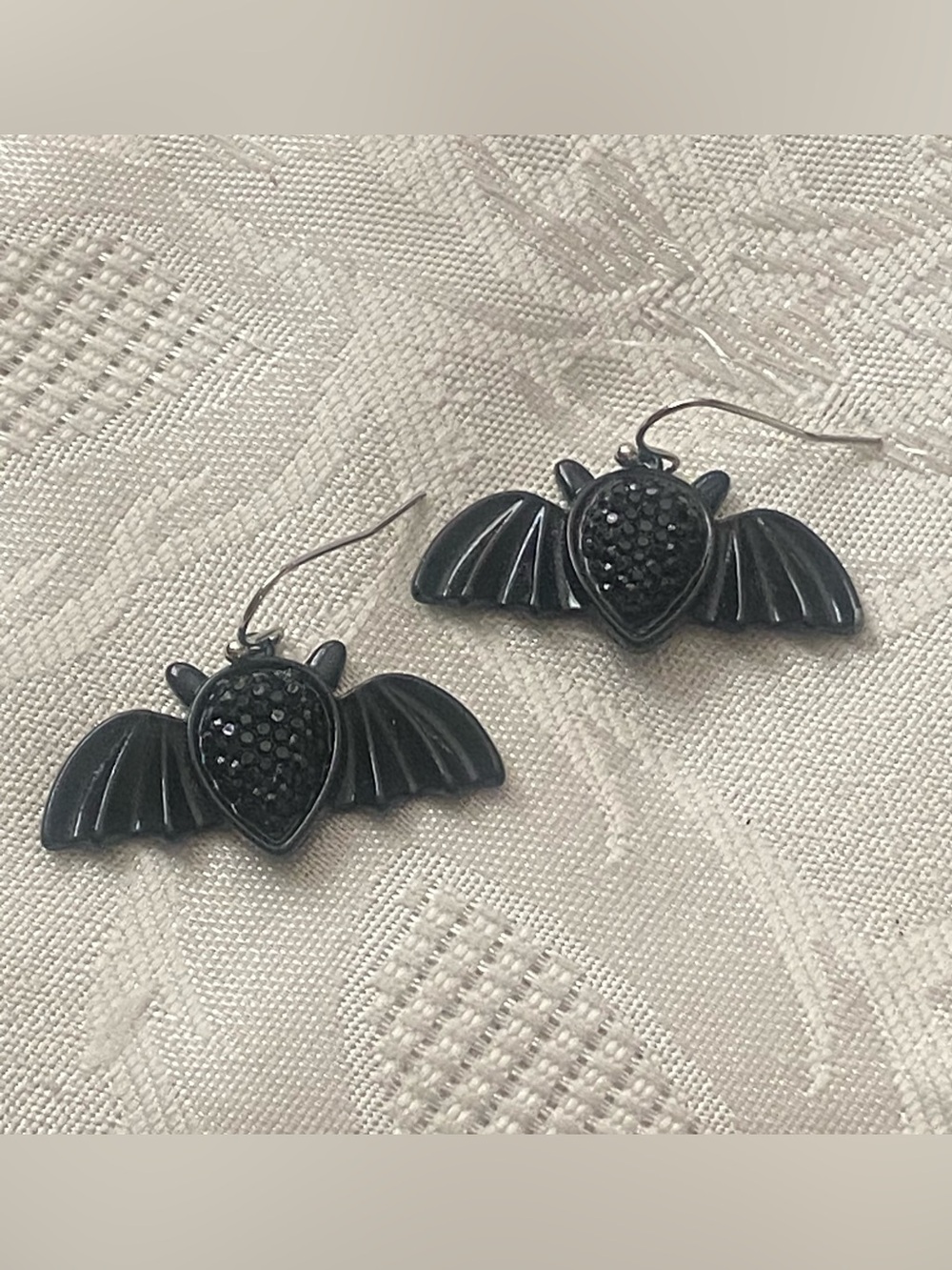 Dangle Earrings Black Vampire Bats Bat Sparkle Head Halloween Spooky 1.5”W .5”H